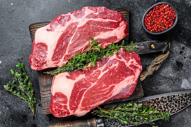 Viande de bœuf de première qualité sur une planche à découper