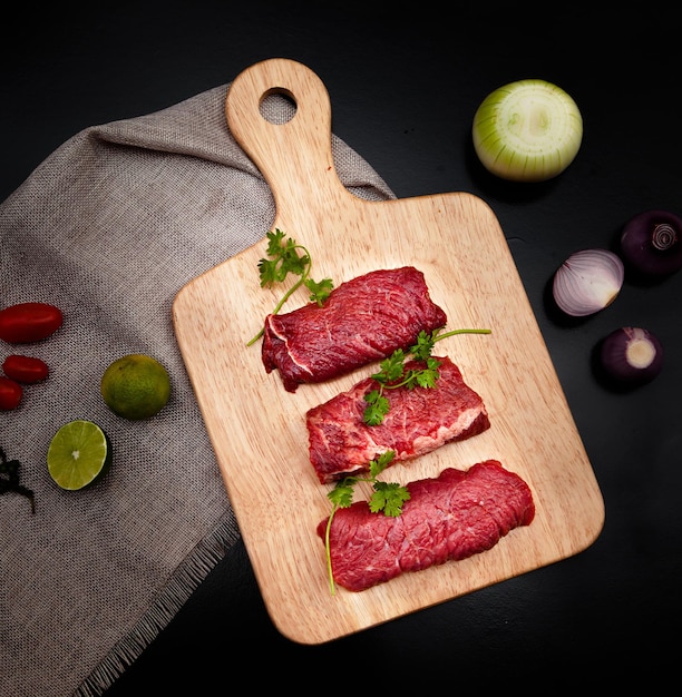 Viande de boeuf rouge grillée, bols et assiettes avec vue de dessus de nourriture