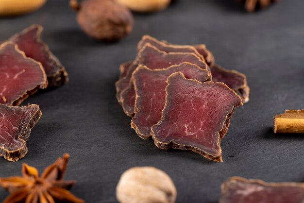 Viande de boeuf rouge séchée sur la table de la cuisine Morceau de boeuf séché pendant la cuisson