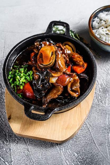 Viande de boeuf en sauce teriyaki avec riz. Fond blanc. Vue de dessus