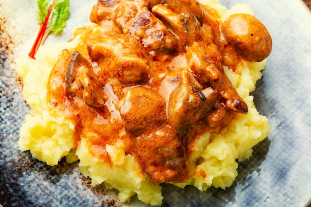 Viande de bœuf stroganoff appétissante Viande aux champignons et purée de pommes de terre