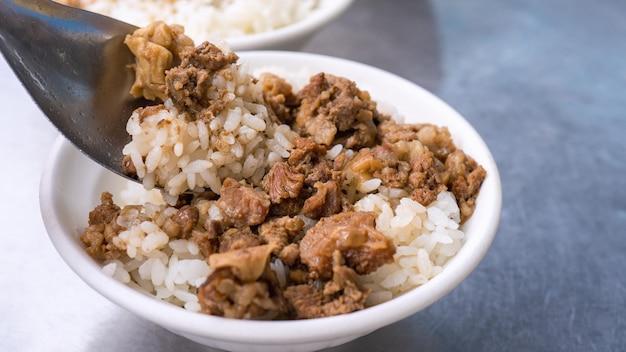 Viande braisée riz boeuf cuit sur du riz cuit à Tainan Taïwan taïwanais célèbre délicatesse traditionnelle de l'alimentation de rue Voyage design concept gros plan