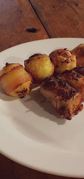 Viande sur des brochettes de boeuf poulet et porc très célèbre au Brésil appelé Churrasquinho image de concept de cuisine brésilienne