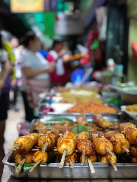 Photo viande sur brochettes à vendre sur le marché