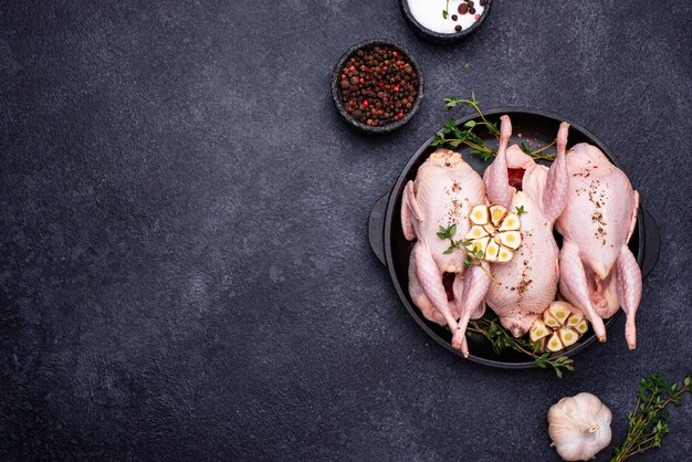 Viande de caille crue aux épices, ail et herbes