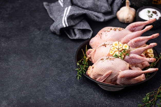 Viande de caille crue aux épices ail et herbes