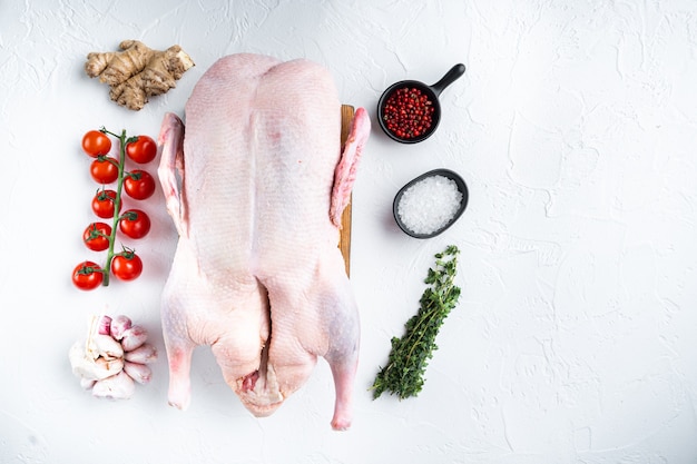 Viande de canard crue entière sur fond blanc