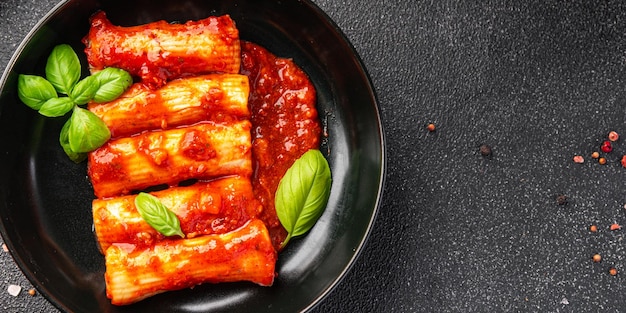 viande cannelloni plat de pâtes sauce tomate farcie repas sain nourriture snack régime alimentaire sur la table