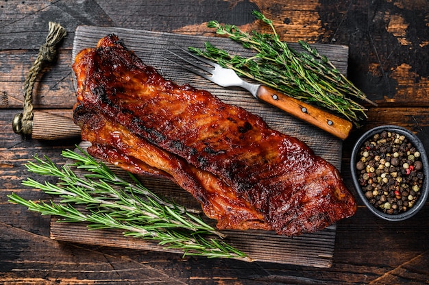 Viande de côte de veau grillée tranchée avec couteau de boucher