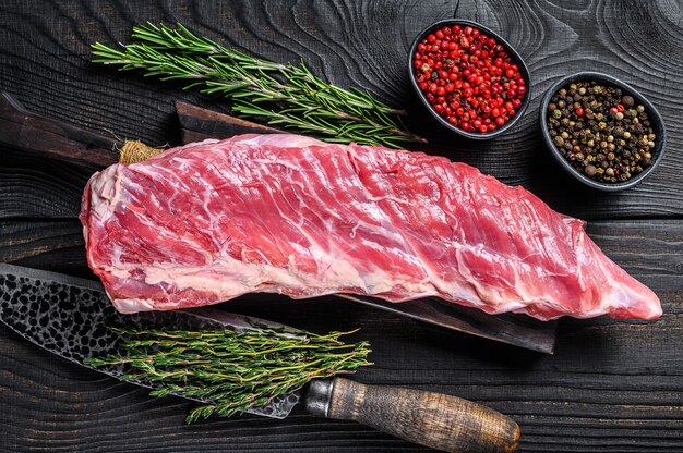 Viande de côte de veau de veau cru avec couteau de boucher