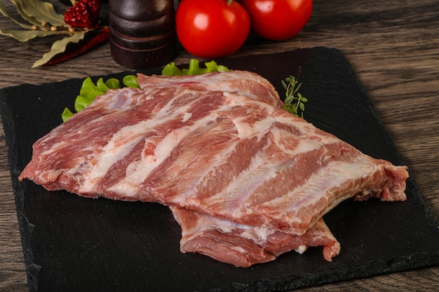 Viande de côtes de porc crue pour la cuisson