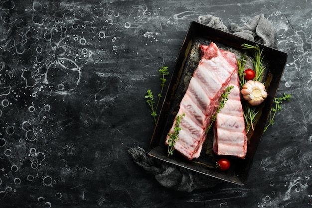 Viande Côtes de porc crues au romarin Vue de dessus Style rustique