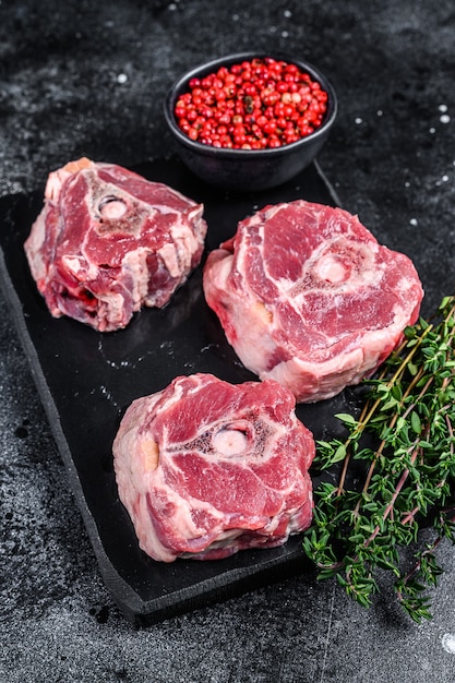 Viande de cou d'agneau crue sur une planche de marbre.