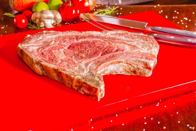 VIANDE CRU PRÊTE À GRILLER SUR UNE TABLE