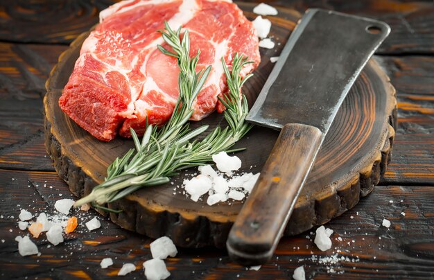 Viande crue aux épices dans une composition avec accessoires de cuisine