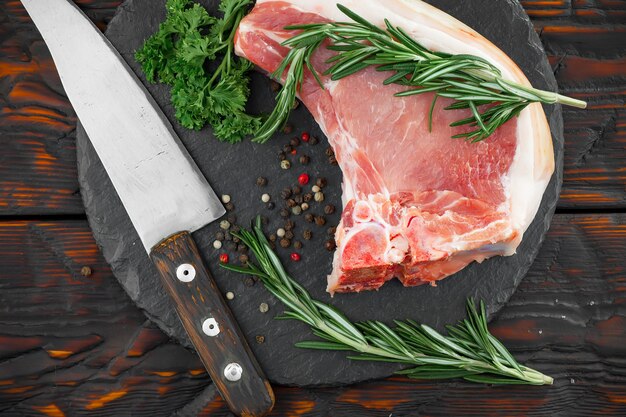 Viande crue aux épices dans une composition avec accessoires de cuisine