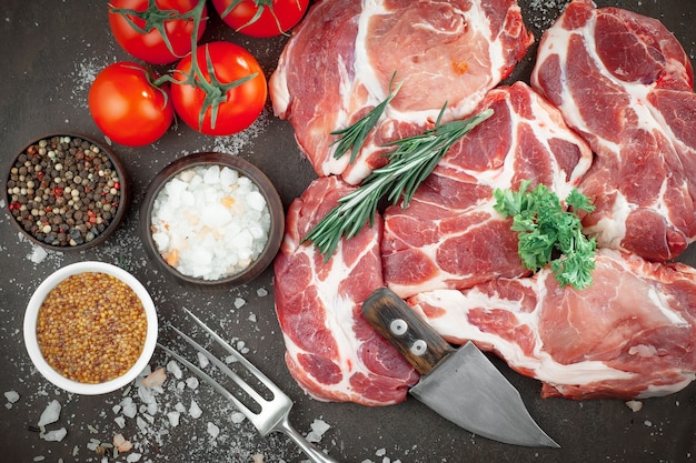 Viande crue aux épices dans une composition avec accessoires de cuisine