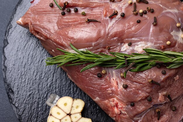 viande crue aux épices sur fond sombre