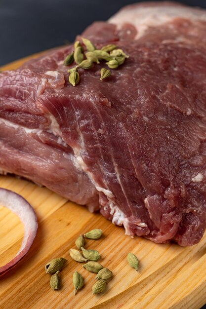 viande crue aux épices sur une planche de bois