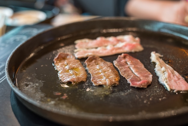 Viande crue de boeuf et de porc (barbecue, barbecue) une cuisine de cuisson sur wagyu grill au barbecue