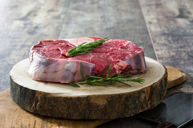 Viande crue sur bois