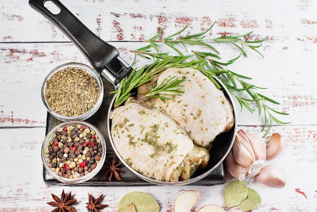 Viande crue à cuisiner Cuisson rapide Cuisse de poulet crue marinée dans une sauce légère aux herbes