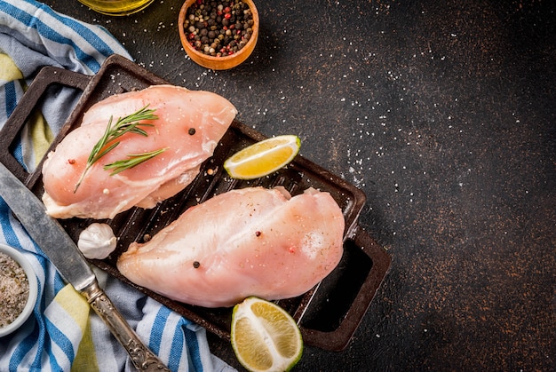 Viande crue, filet de poitrine de poulet grillés ou grillés, avec huile d’olive, herbes et épices