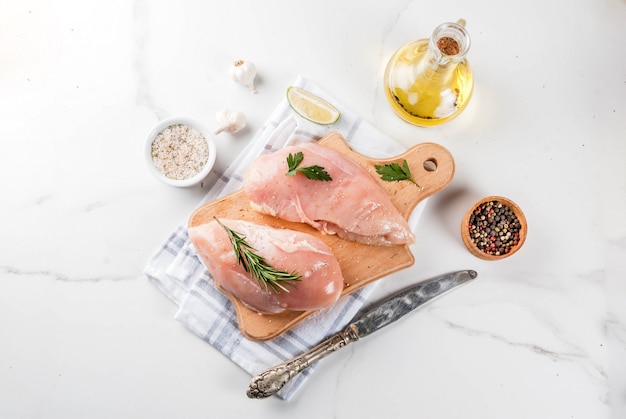 Viande crue, filet de poitrine de poulet, avec de l'huile d'olive, des herbes et des épices