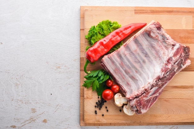 Viande crue Sur un fond en bois Vue de dessus Espace libre pour le texte