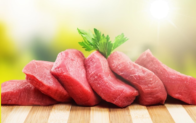Viande crue fraîche sur le bureau