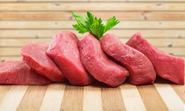 Viande crue fraîche sur fond