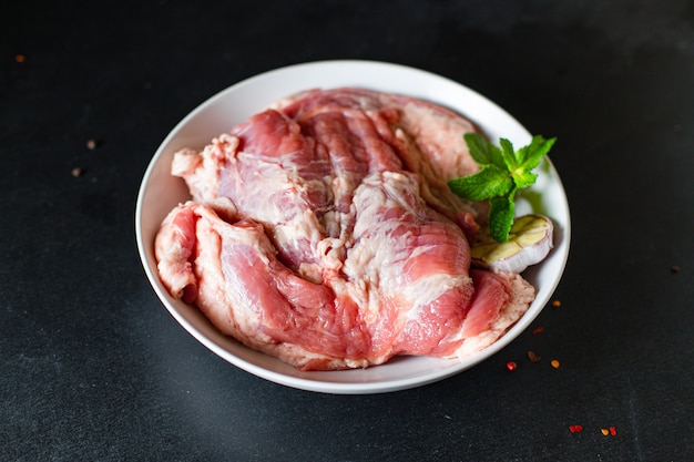 viande crue fraîche de porc ou de pulpe de bœuf cuisson repas épicé savoureux sain