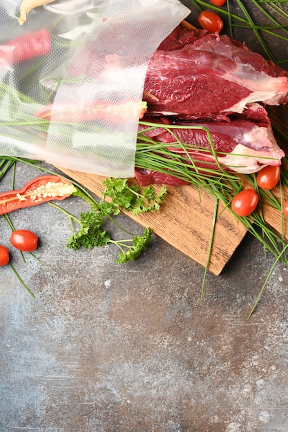 Viande crue avec des ingrédients pour la cuisson, vue de dessus