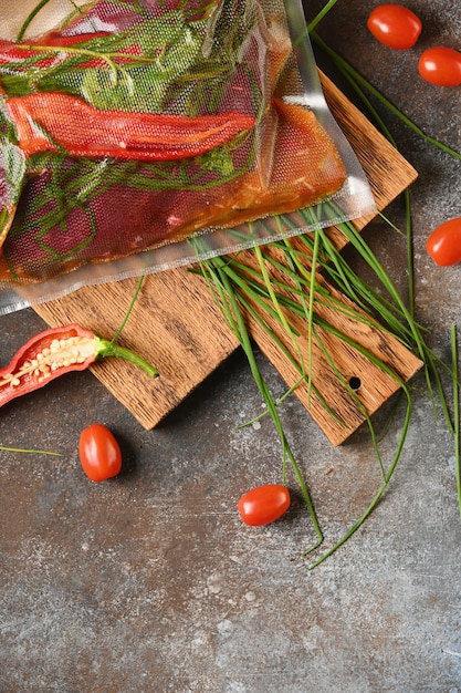 Viande crue avec des ingrédients pour la cuisson, vue de dessus