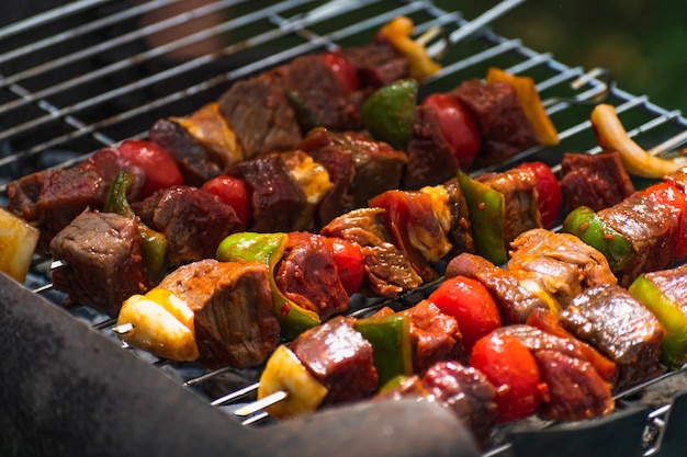 Viande crue juste mise sur la brochette de viande barbecue avec des légumes en dés