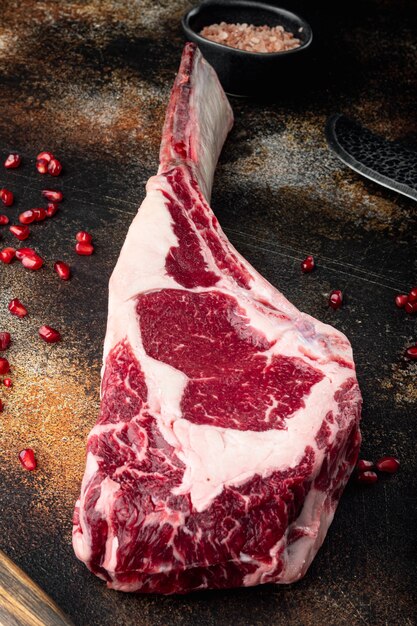 Viande crue marbrée coupée Tomahawk