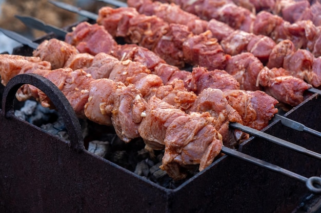 Viande crue marinée sur des charbons.