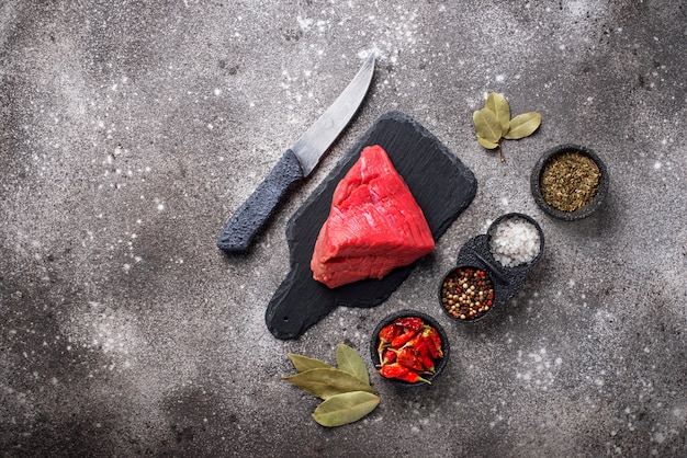 Viande crue sur une planche à découper avec des épices