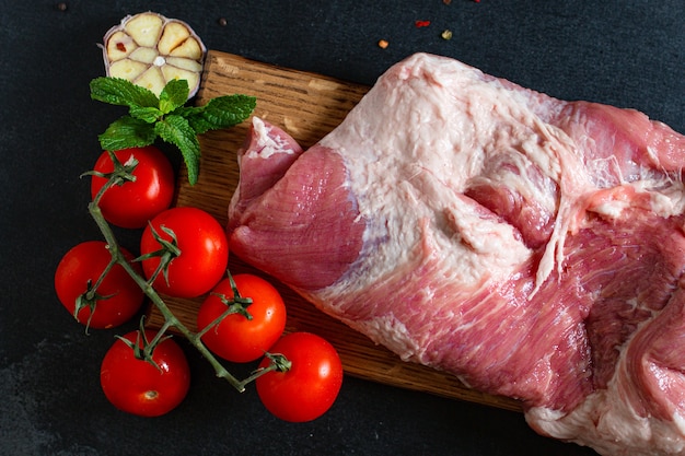 viande crue de porc ou de viande de bœuf agneau cuisson savoureux processus de cuisson épicé