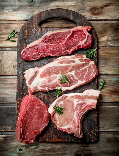 Viande crue Steaks de boeuf et de porc sur le plateau