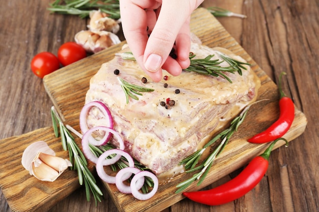 Viande crue sur table en bois agrandi