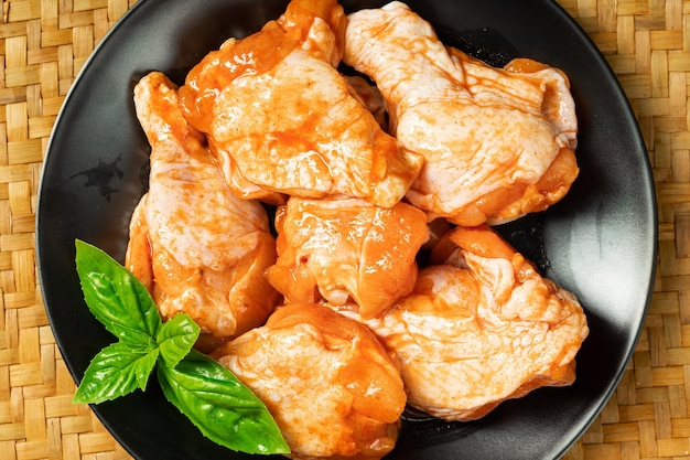 Viande de cuisse de poulet marinée en plaque noire