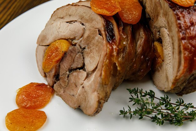 viande cuite au four sur une table en bois