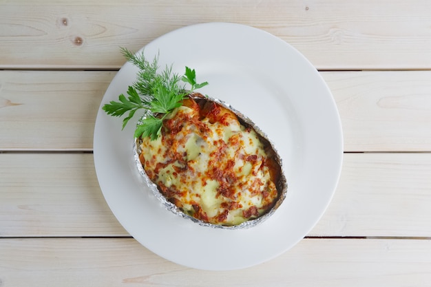 Viande cuite dans du papier d'aluminium avec des légumes et du fromage