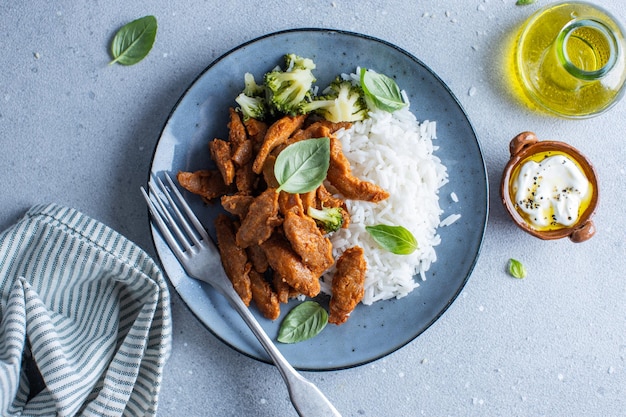 Photo viande cuite avec légumes sur plaque sur fond gris gros plan