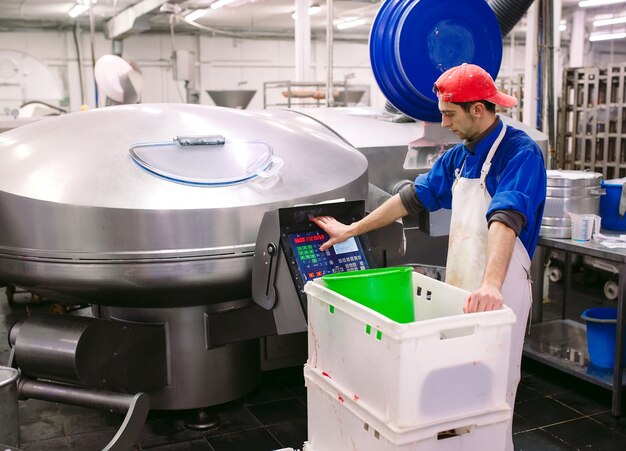 La viande dans le moulin, l'industrie de la viande.