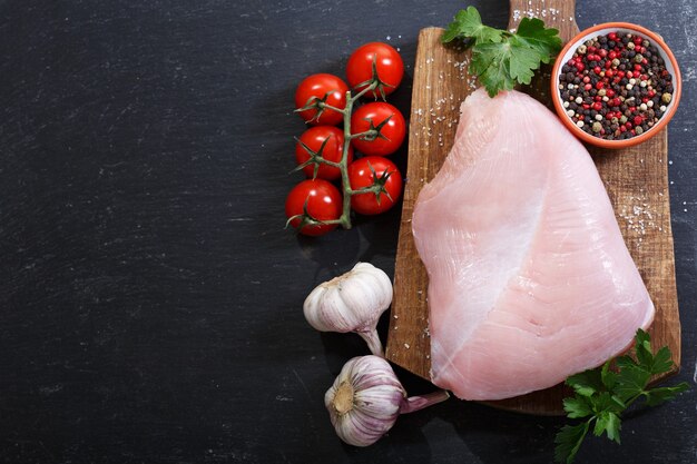 Viande de dinde fraîche avec des ingrédients pour la cuisson, vue du dessus