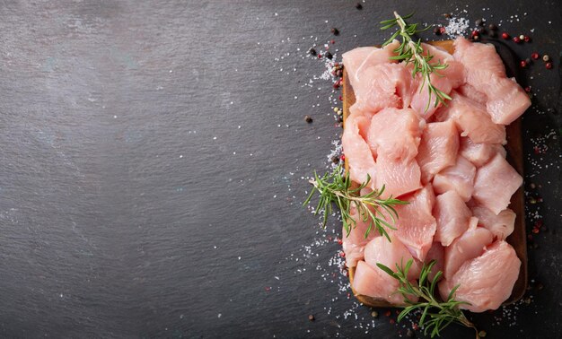 Viande de dinde fraîche avec vue de dessus de romarin