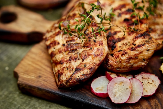 Viande de dinde grillée.