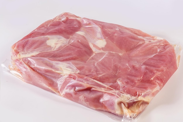 Viande de dinde ou de volaille congelée dans un emballage sous vide sur fond blanc